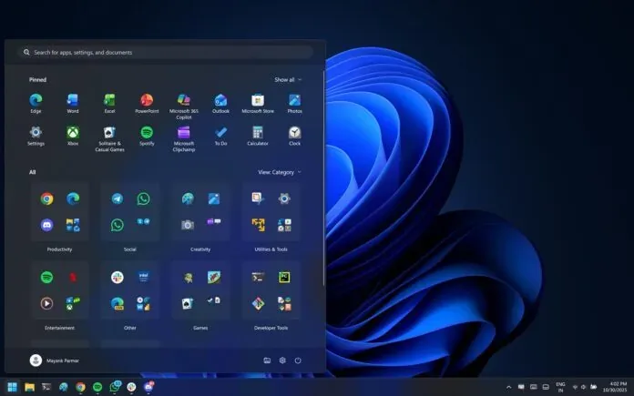 Meniul Start din Windows 11 cu aplicații organizate pe categorii diverse.