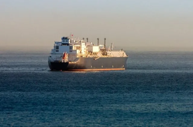 Vapor de gaz natural lichefiat navigând pe mare, simbolizând comerțul energetic.