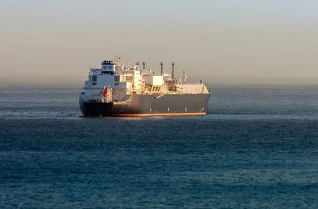 Vapor de gaz natural lichefiat navigând pe mare, simbolizând comerțul energetic.