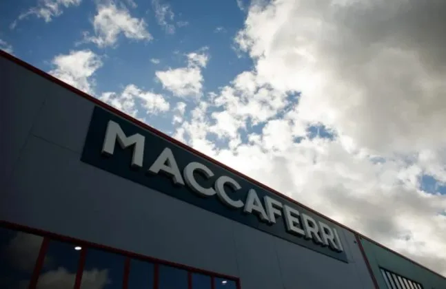 Sediul Maccaferri sub un cer cu nori, simbolizând activitatea companiei.