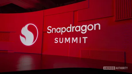 Logo-ul Snapdragon Summit pe un fundal roșu, pregătit pentru anunțuri importante.
