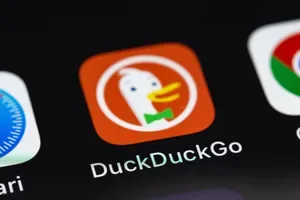 Logo-ul DuckDuckGo pe un ecran de telefon mobil.