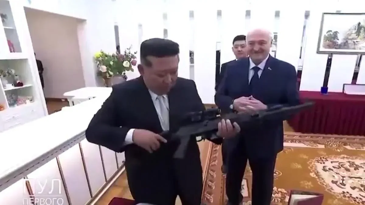 Lideri discutând despre strategii militare în contextul tensiunilor din regiune.
