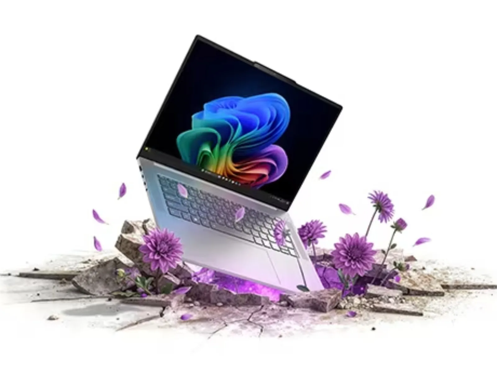 Laptopul Lenovo IdeaPad Slim 5x 15 inch cu ecran OLED și flori în jur.