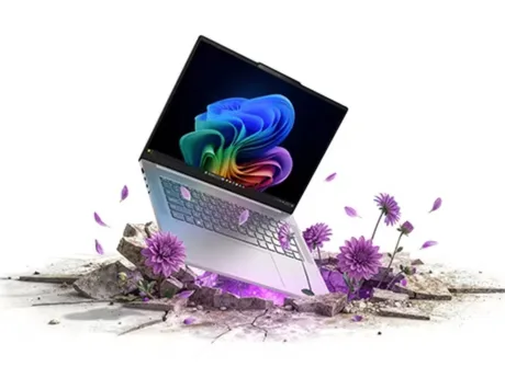Laptopul Lenovo IdeaPad Slim 5x 15 inch cu ecran OLED și flori în jur.