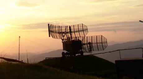 Radar de joasă altitudine la apus, utilizat pentru supravegherea aeriană.