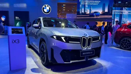 BMW iX3 cu ampatament lung, expus la Chengdu Auto Show 2026.