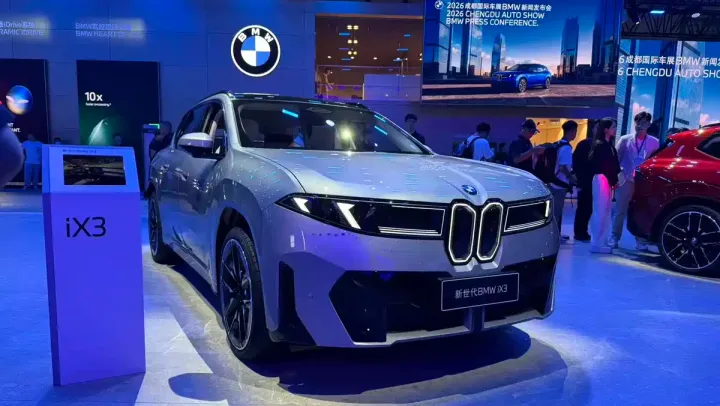 BMW iX3 cu ampatament lung, expus la Chengdu Auto Show 2026.