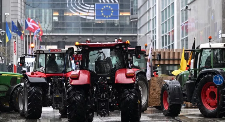 Tractoare parcate în fața clădirii Comisiei Europene, simbolizând agricultura locală.
