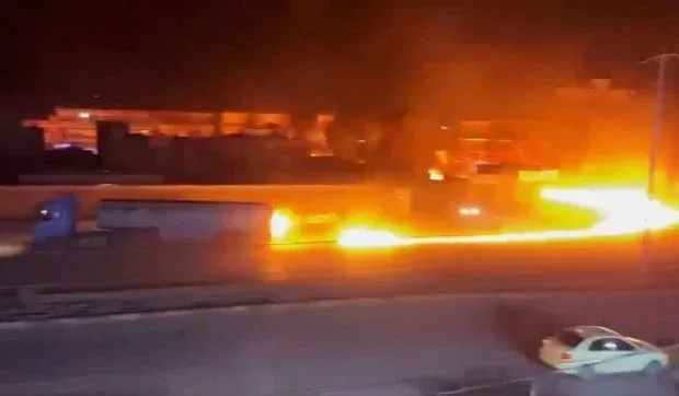 Flăcări uriașe la o fabrică în urma unei explozii.