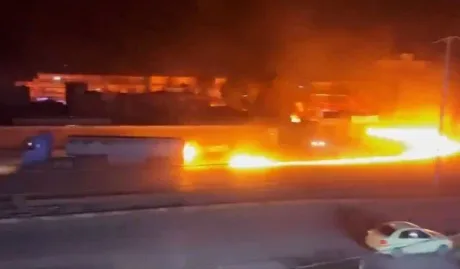 Flăcări uriașe la o fabrică în urma unei explozii.