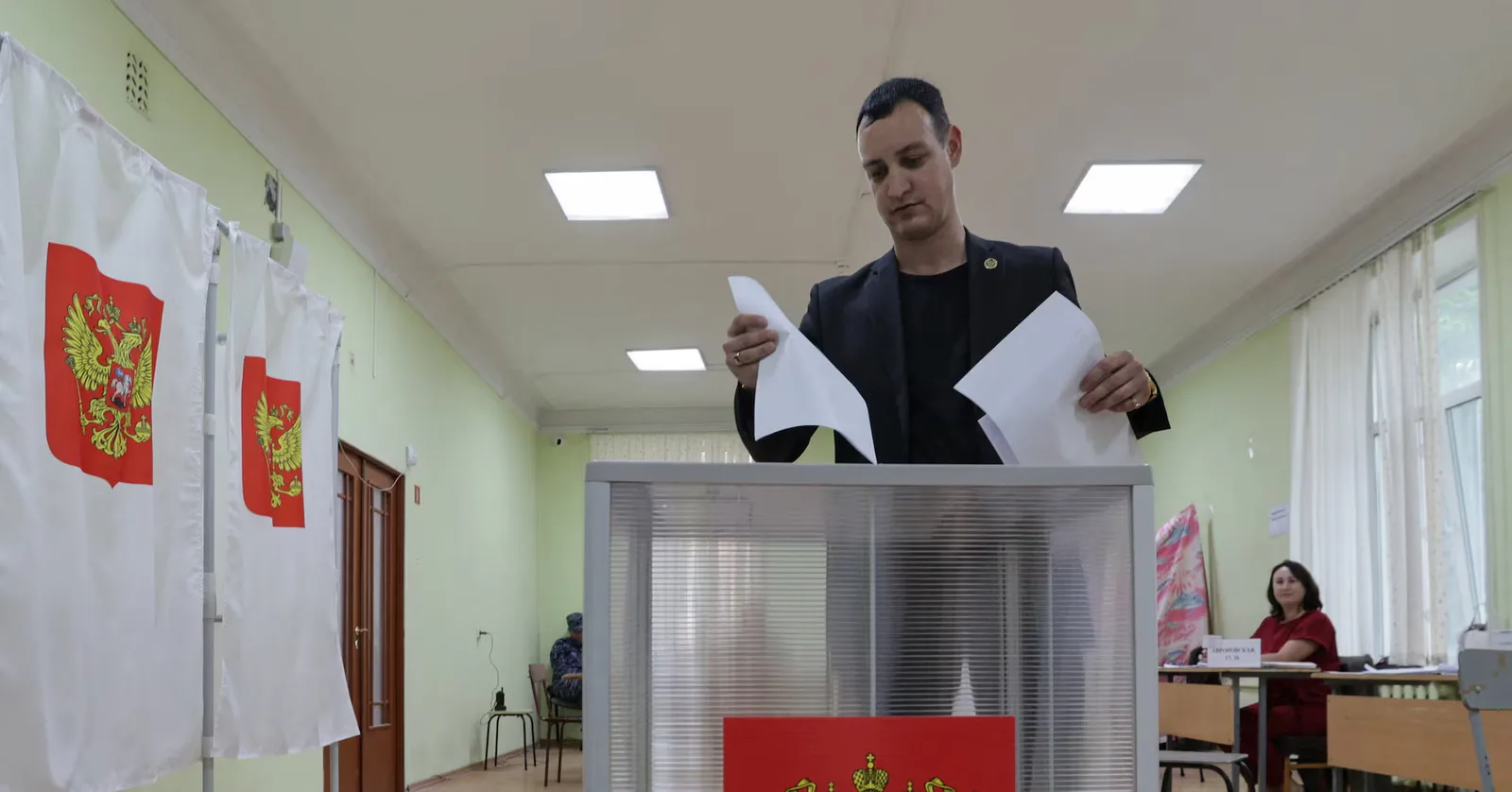 Un bărbat votează într-o secție electorală din Rusia.