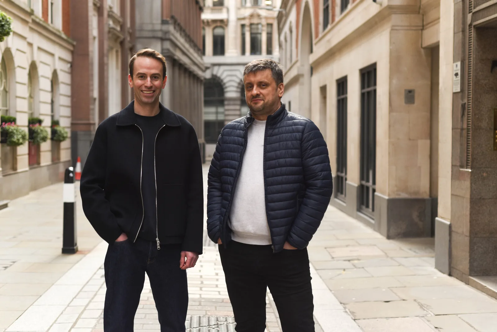 Fondatorii startup-ului Refute discutând despre tehnologia anti-dezinformare.