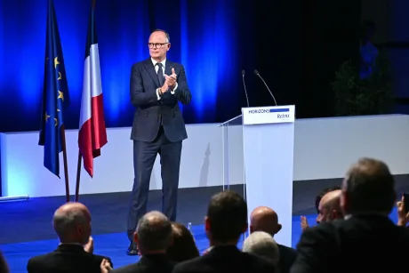 Édouard Philippe pe scenă, aplaudat de susținători.