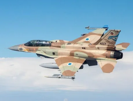 Avion de vânătoare israelian zburând deasupra unei zone afectate.