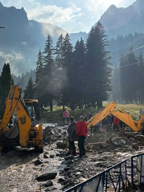 Intervenții pentru decolmatarea pârâului Jepi în Bușteni, după ploile abundente.