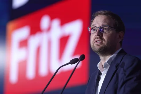 Dominic Fritz discutând despre legea integrității în fața unui public.