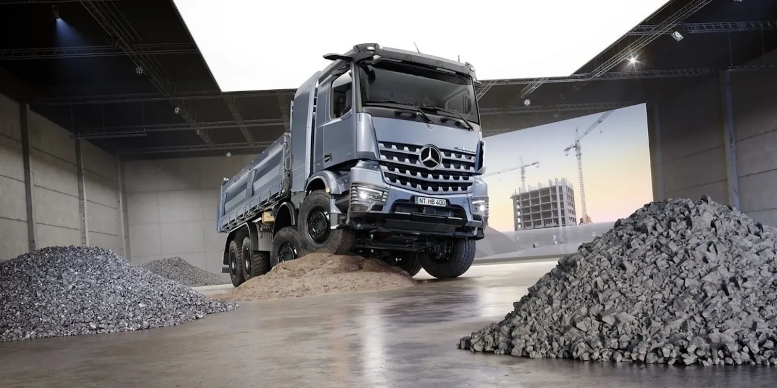 Camion electric eArocs 400 pe un teren de construcții, pregătit pentru utilizare grea.