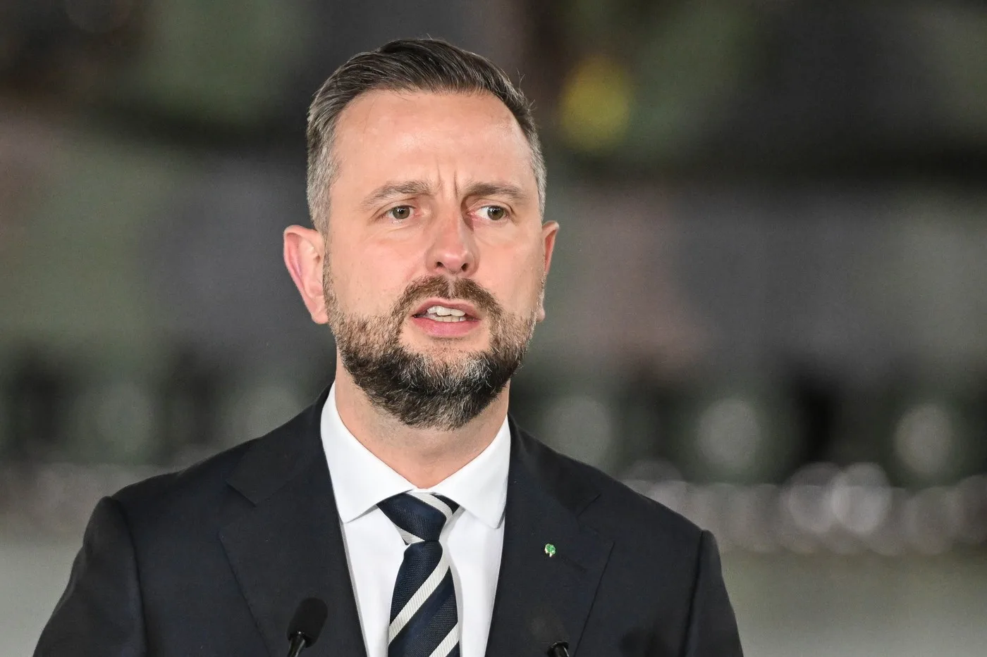 Reprezentant al Poloniei discutând despre acordul de apărare aeriană.