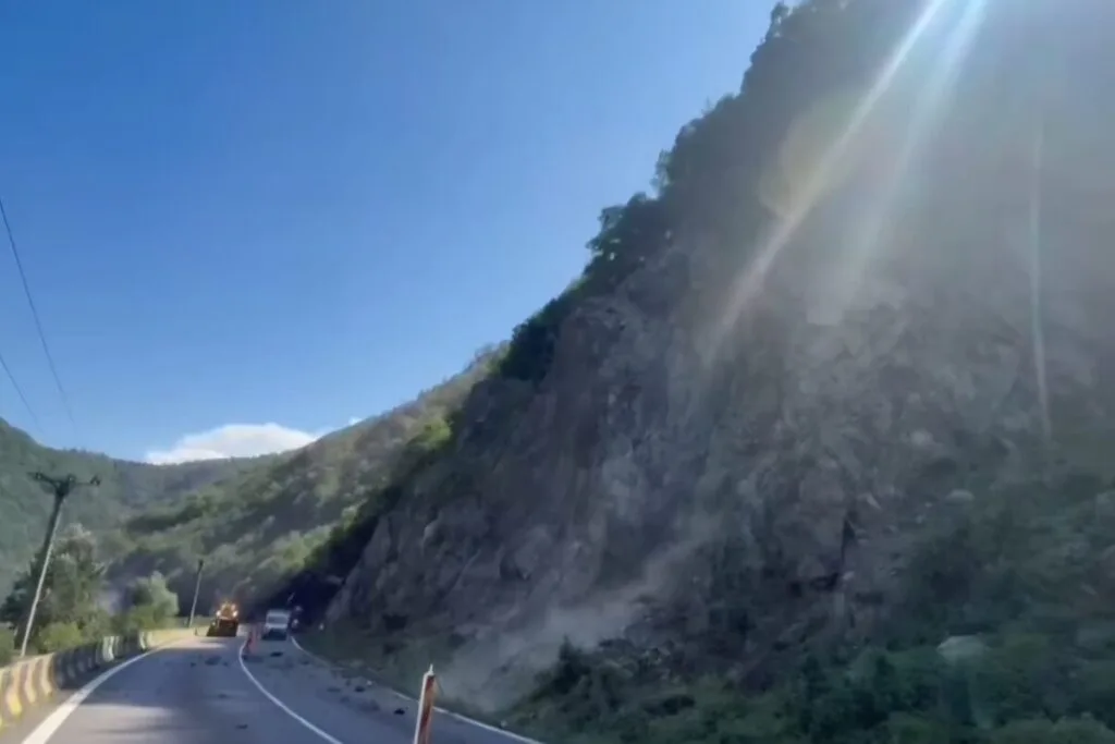 Lucrări de stabilizare a versanților pe DN7, Valea Oltului.