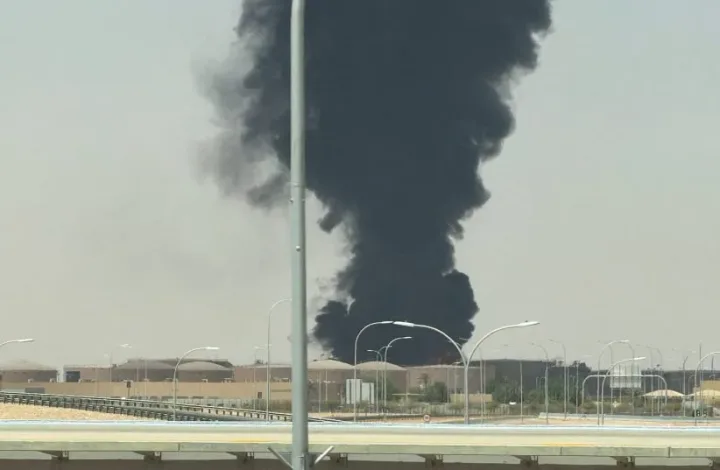 Fum negru se ridică deasupra unui aeroport din Arabia Saudită.