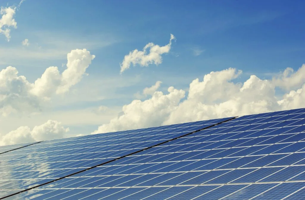 Panouri fotovoltaice sub cerul senin, captând energia solară.