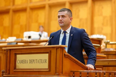 Radu Miruță discutând despre programul SAFE în Parlamentul României.