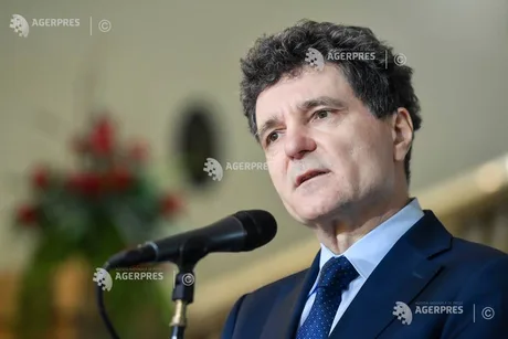 Un politician vorbește la microfon, exprimându-și opiniile.