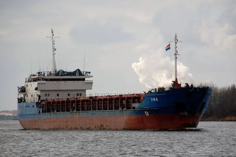 Nava Caffa navigând pe ape, simbol al sancțiunilor maritime impuse Rusiei.