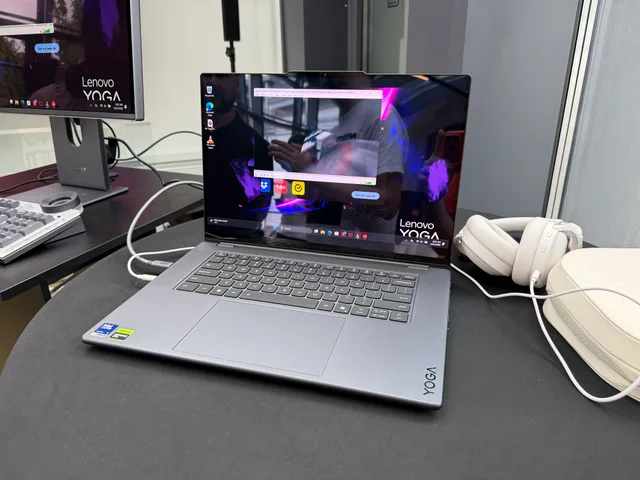 Laptop Lenovo Yoga pe birou, pregătit pentru utilizare.
