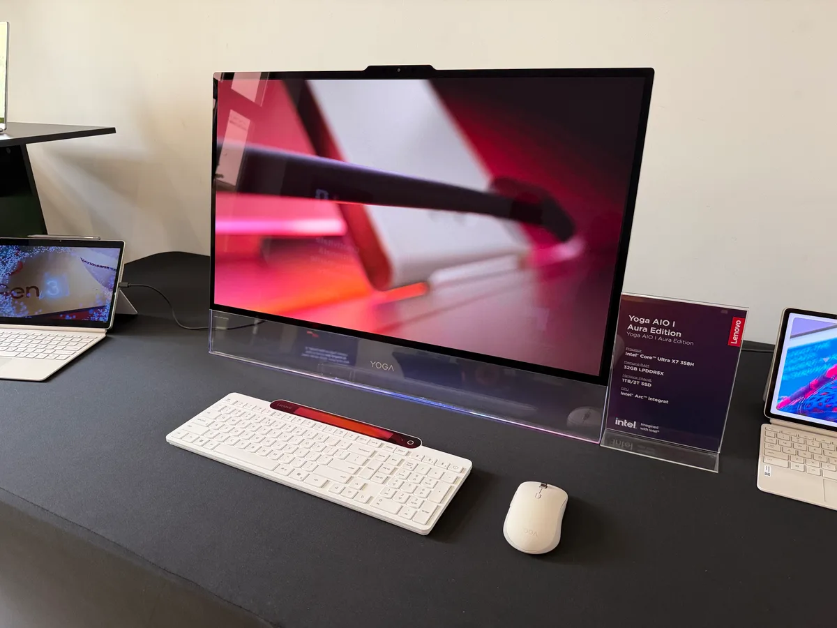 Monitorul Yoga Pro 27, ideal pentru creație și streaming.