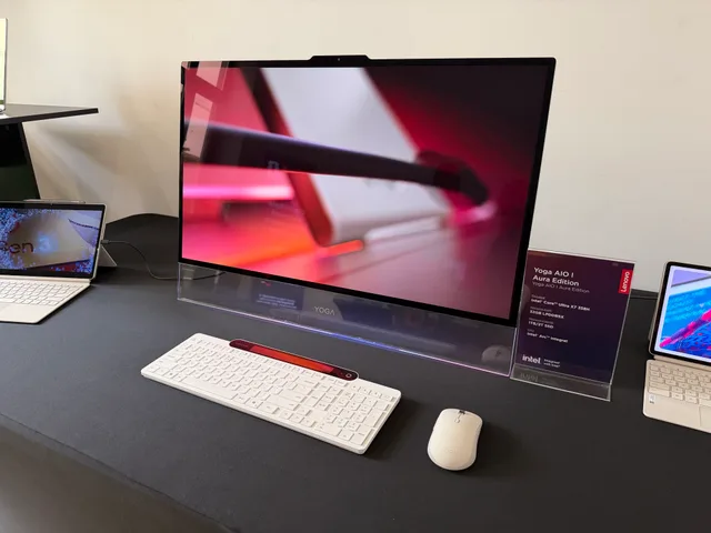 Monitorul Yoga Pro 27, ideal pentru creație și streaming.