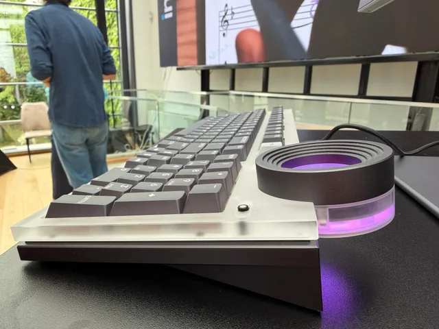 Tastatura mecanică Yoga, gândită pentru creatorii de conținut.