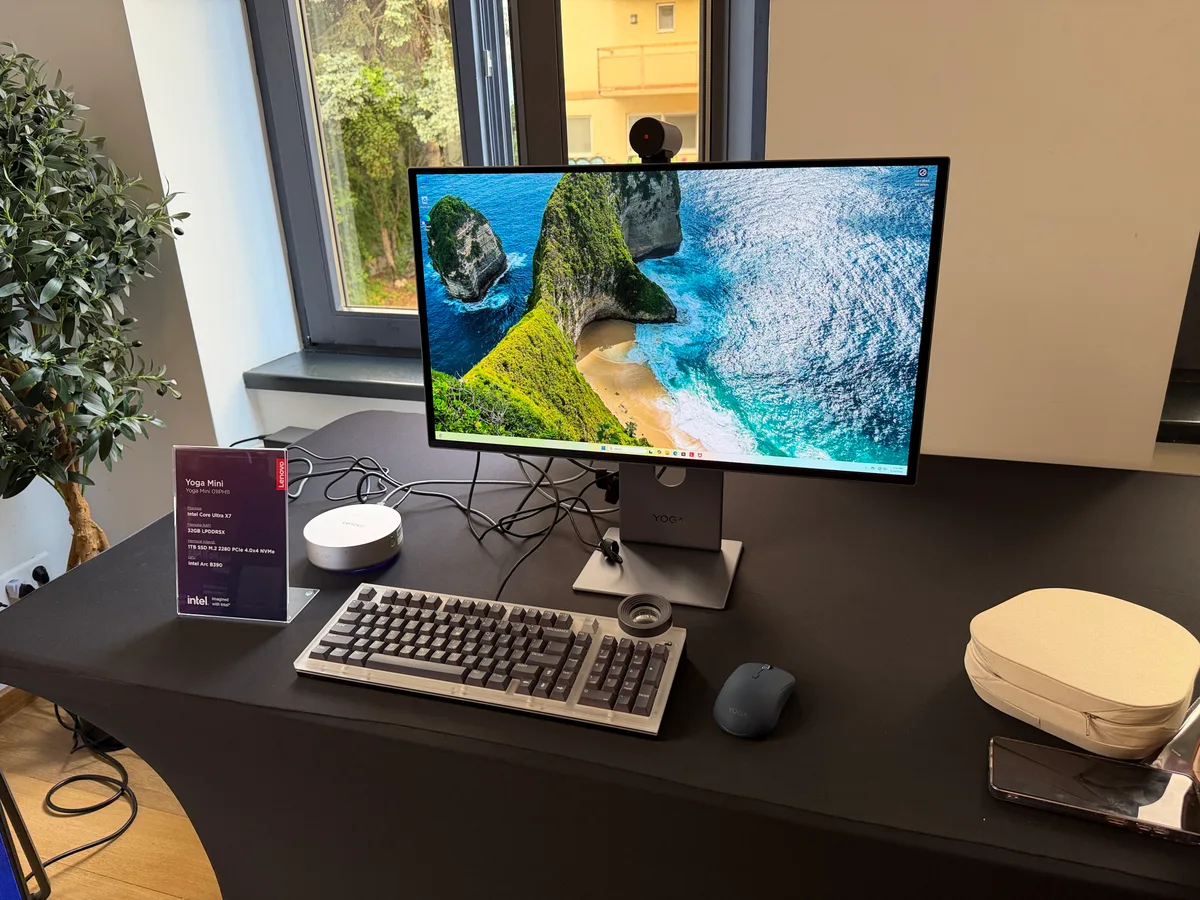 Set de lucru cu monitor Yoga, tastatură și cameră pentru conferințe.