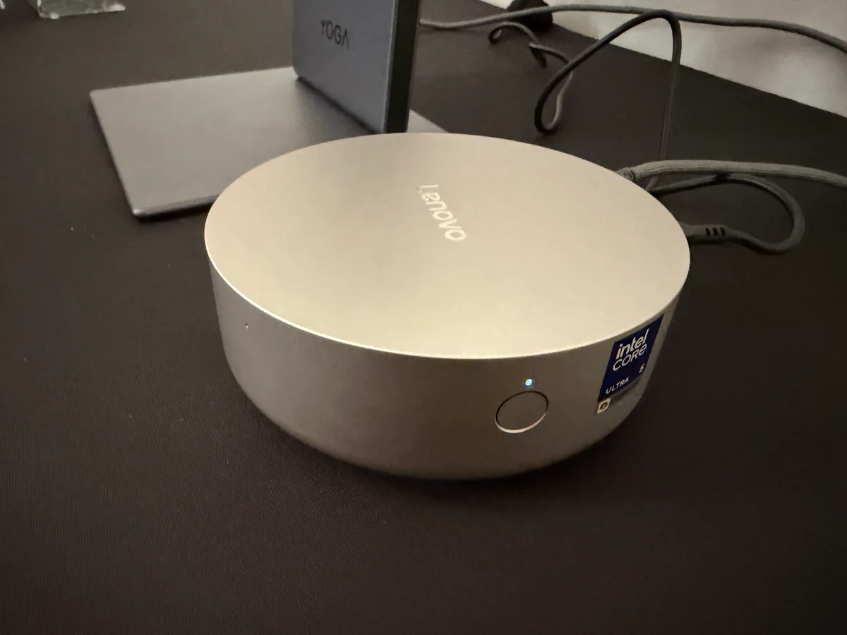 Dispozitiv Lenovo compact, parte din ecosistemul Yoga pentru creatori.