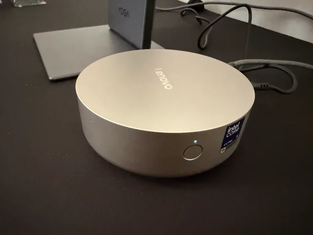 Dispozitiv Lenovo compact, parte din ecosistemul Yoga pentru creatori.