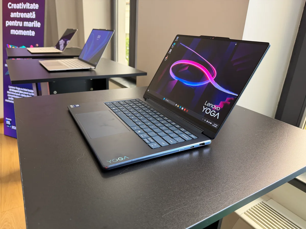 Laptop Lenovo Yoga pe un birou, pregătit pentru prezentare.