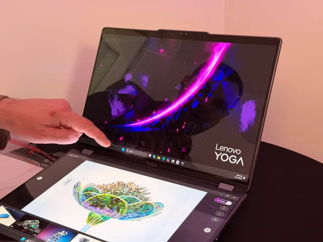 Ecran tactil Lenovo Yoga, demonstrând funcții de creație digitală.