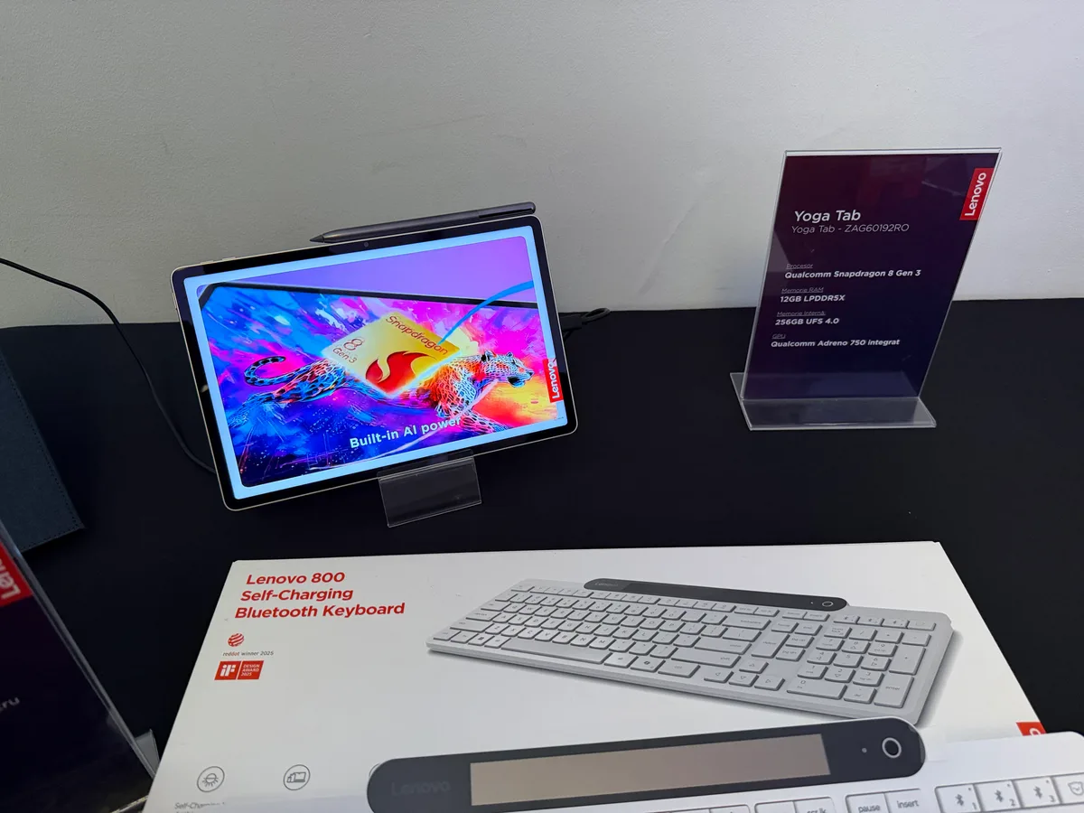 Tableta Lenovo Yoga Tab expusă alături de o tastatură.
