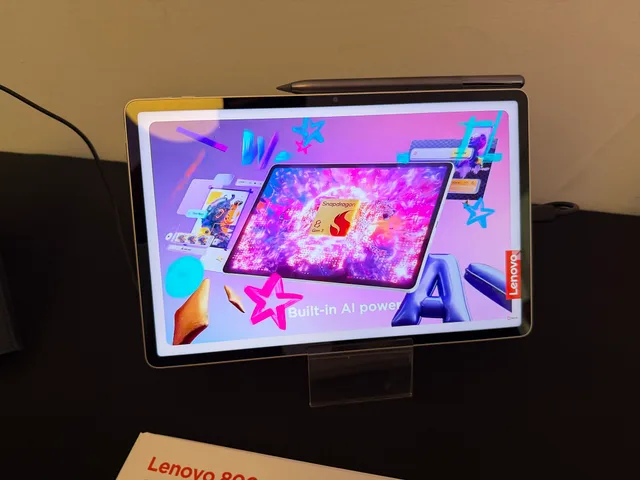 Tableta Lenovo Yoga cu design modern și culori vibrante.