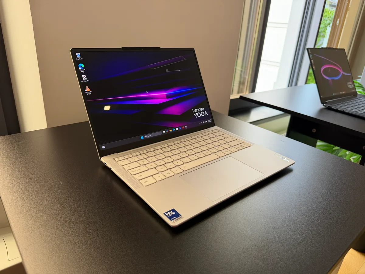 Laptop Lenovo Yoga cu ecran elegant și tastatură iluminată.