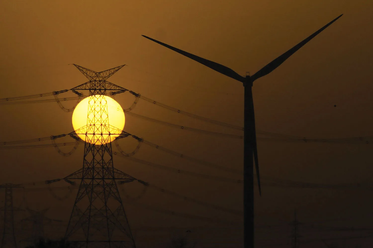 Turbine eoliene la apus, simbol al energiei regenerabile în Ungaria.