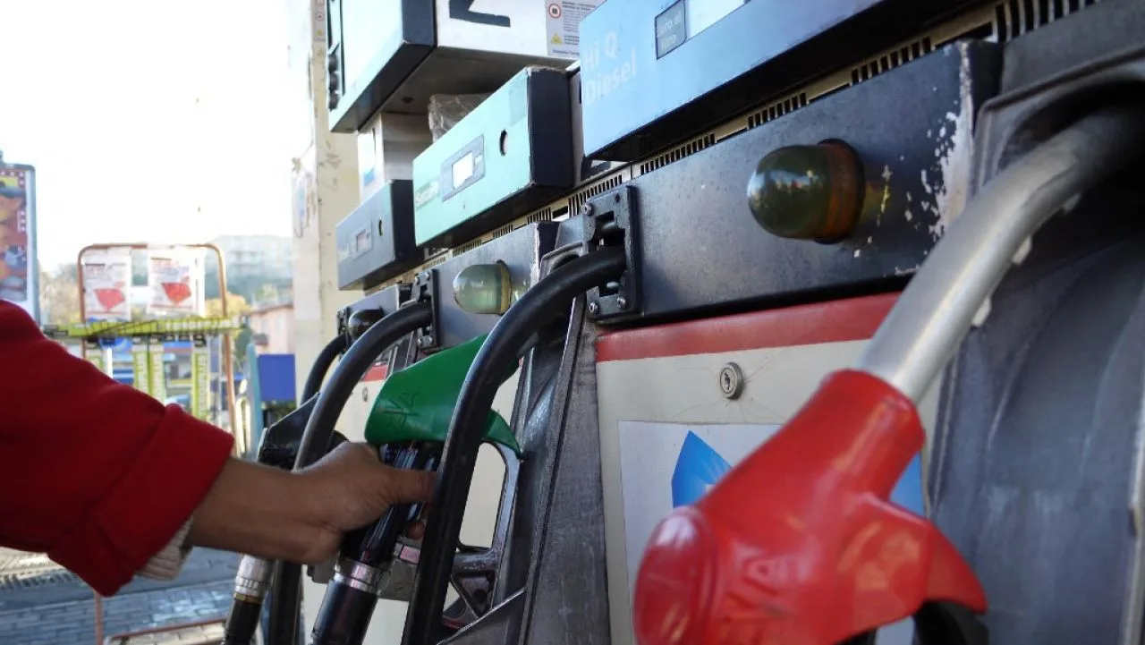 Stație de alimentare cu carburanți, pompă de benzină și motorină.