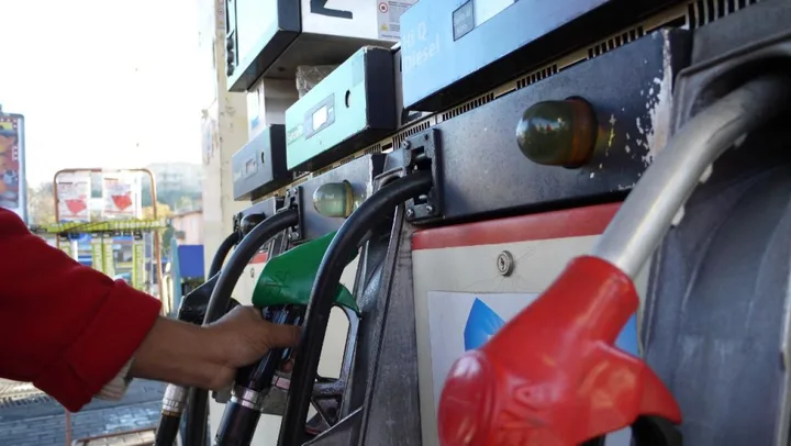 Stație de alimentare cu carburanți, pompă de benzină și motorină.