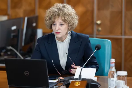 Vicepremierul Oana Gheorghiu discutând despre platforma AI pentru cetățeni.