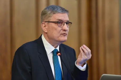 Daniel Dăianu avertizează că România riscă să piardă fonduri din PNRR - bugetul a fost construit pe aceste sume, iar Legea salarizării a fost amânată „până în ultima clipă”