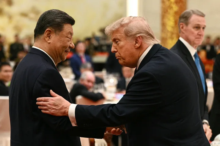 Lideri politici discutând despre relațiile comerciale dintre China și SUA.