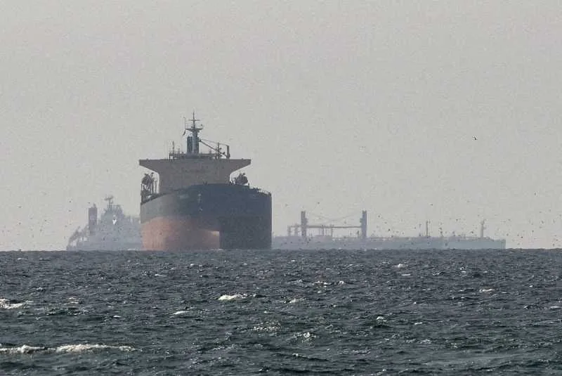 Nava mare pe Marea Azov, simbolizând transportul maritim suspendat.