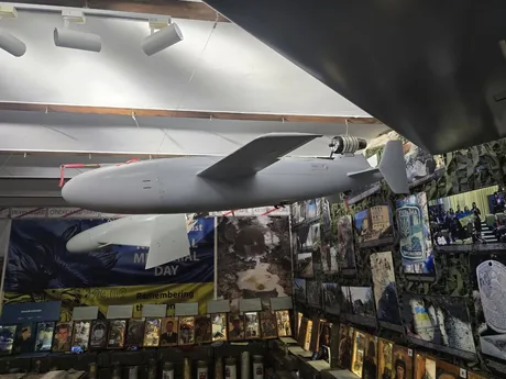 Rachetă de croazieră Bars expusă într-un spațiu dedicat istoriei militare.