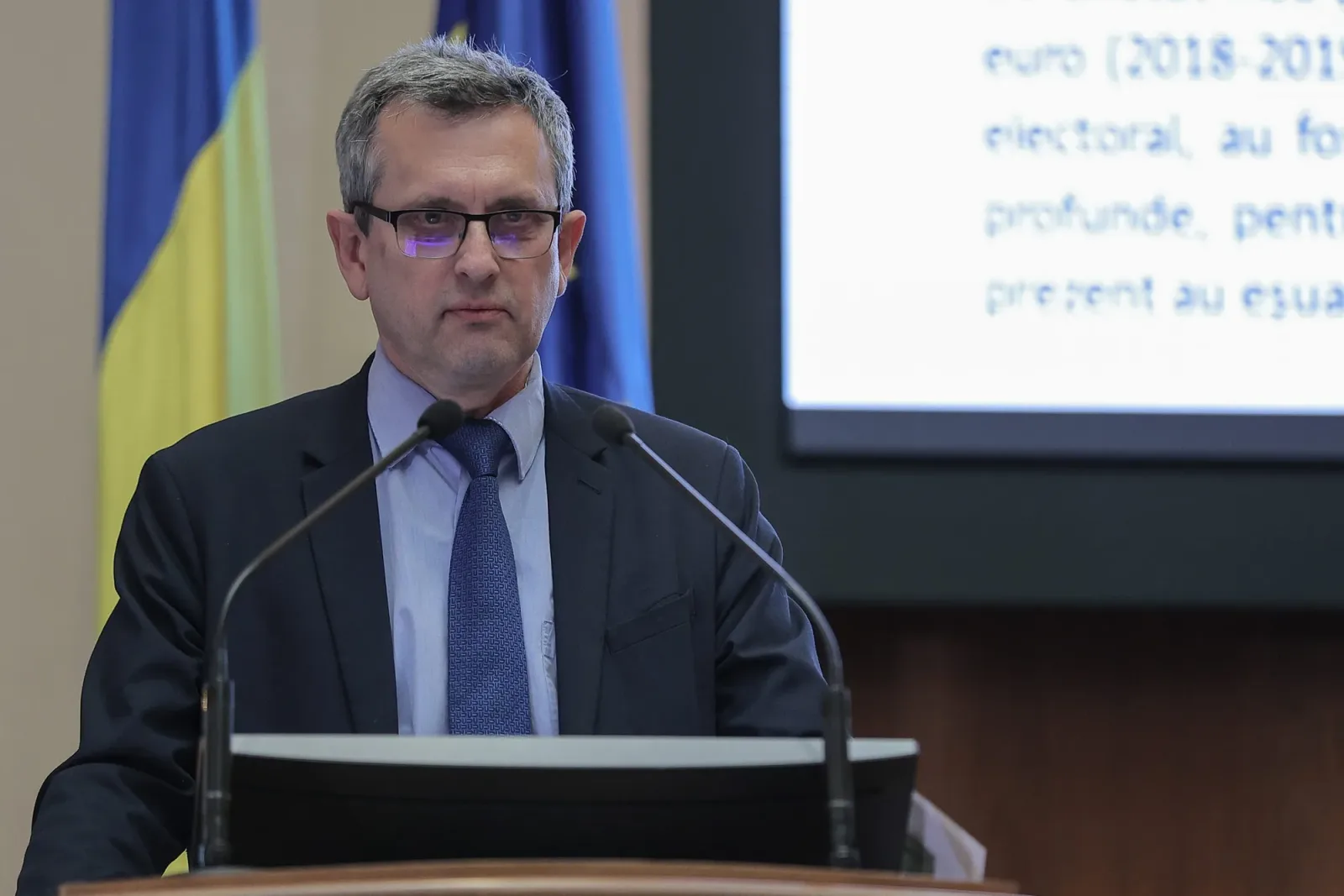 Valentin Lazea la o conferință despre deficitul bugetar.